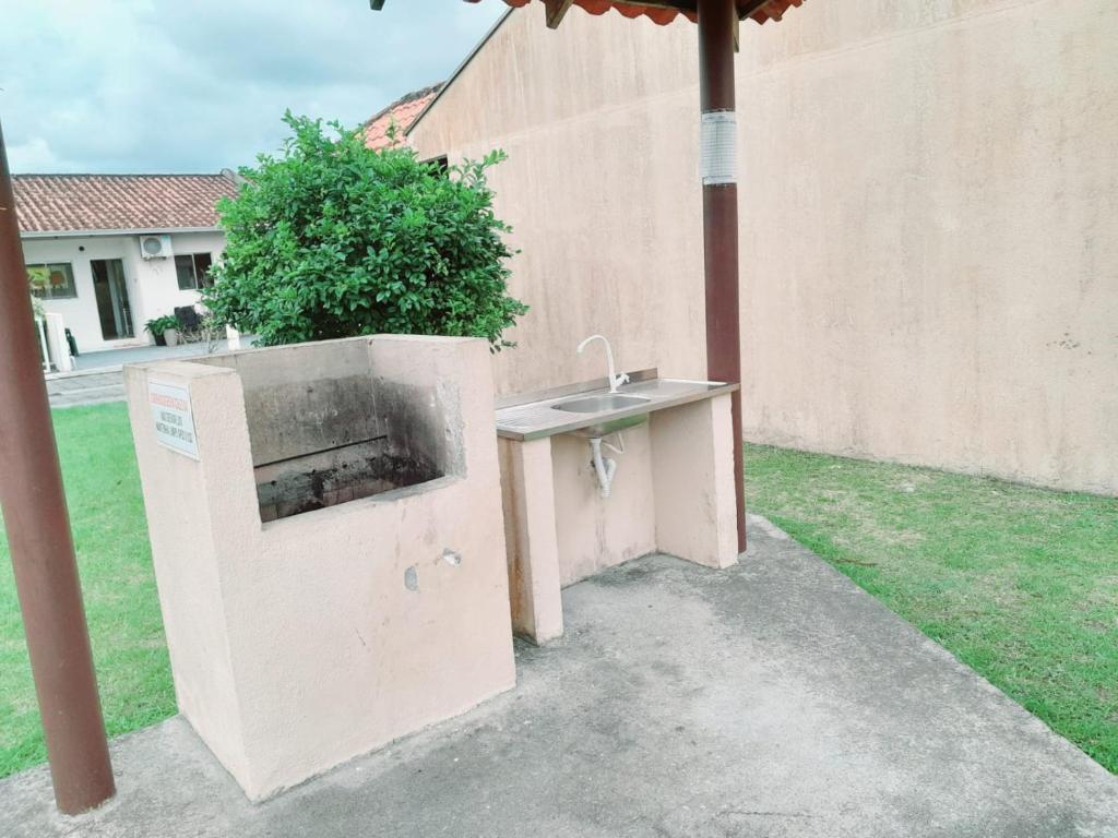 Fotografie z fotogalerie ubytování Casa em condomínio, com piscina, parquinho infantil, internet 500mb, ideal para família, garagem para 2 carros, com 2 quartos sendo 1 suíte, com Smart TV, 400m da PRAIA v destinaci Matinhos