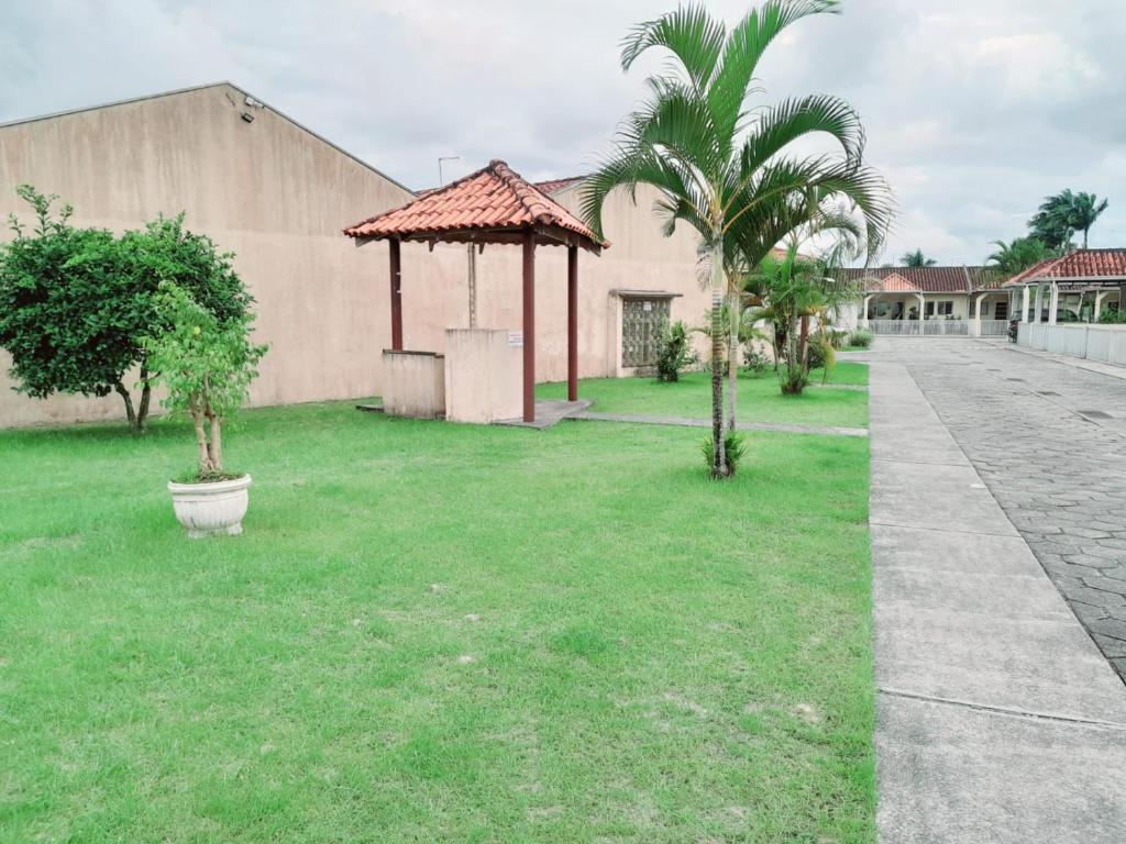 Zahrada ubytování Casa em condomínio, com piscina, parquinho infantil, internet 500mb, ideal para família, garagem para 2 carros, com 2 quartos sendo 1 suíte, com Smart TV, 400m da PRAIA