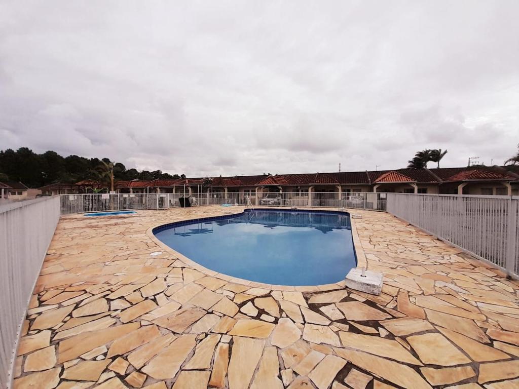 Bazén v ubytování Casa em condomínio, com piscina, parquinho infantil, internet 500mb, ideal para família, garagem para 2 carros, com 2 quartos sendo 1 suíte, com Smart TV, 400m da PRAIA nebo v jeho okolí
