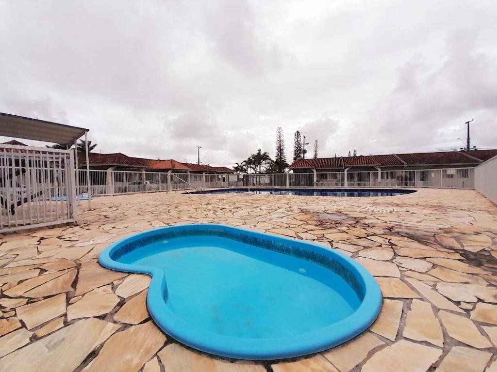 Bazén v ubytování Casa em condomínio, com piscina, parquinho infantil, internet 500mb, ideal para família, garagem para 2 carros, com 2 quartos sendo 1 suíte, com Smart TV, 400m da PRAIA nebo v jeho okolí