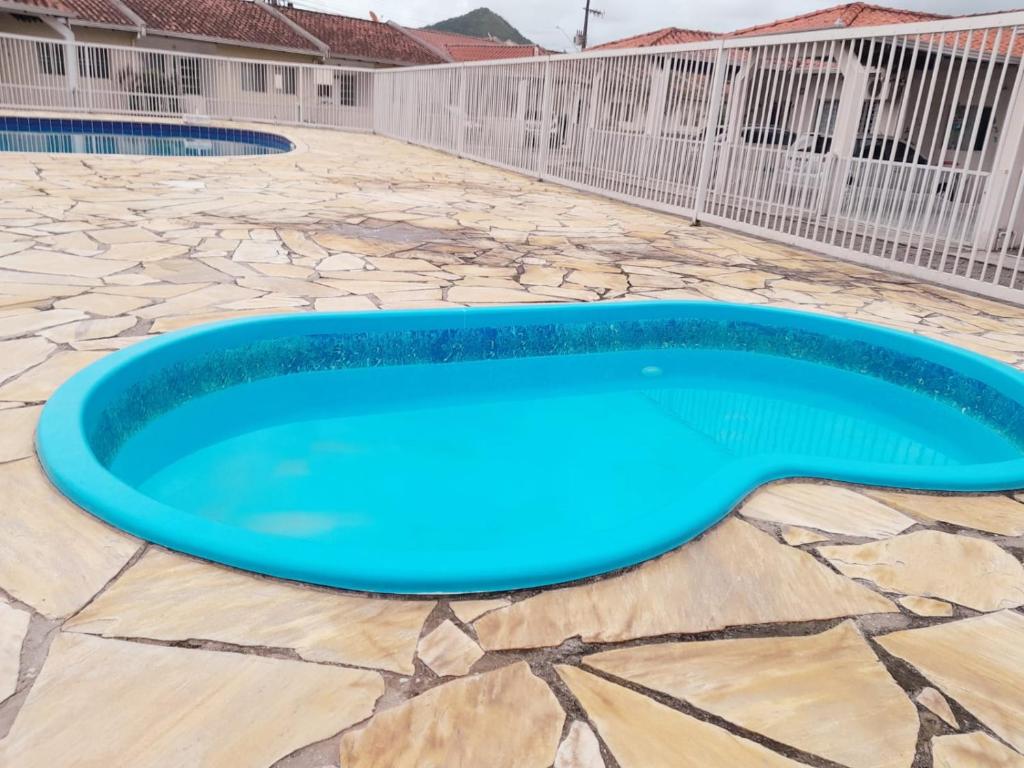Bazén v ubytování Casa em condomínio, com piscina, parquinho infantil, internet 500mb, ideal para família, garagem para 2 carros, com 2 quartos sendo 1 suíte, com Smart TV, 400m da PRAIA nebo v jeho okolí