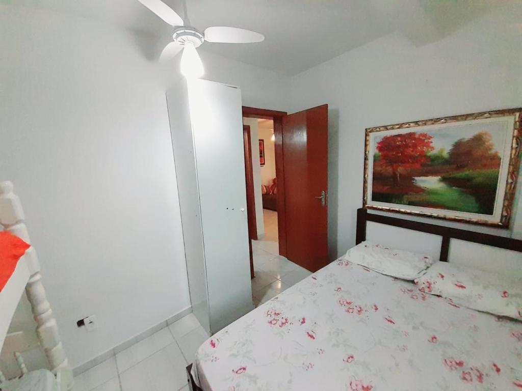 Postel nebo postele na pokoji v ubytování Casa em condomínio, com piscina, parquinho infantil, internet 500mb, ideal para família, garagem para 2 carros, com 2 quartos sendo 1 suíte, com Smart TV, 400m da PRAIA