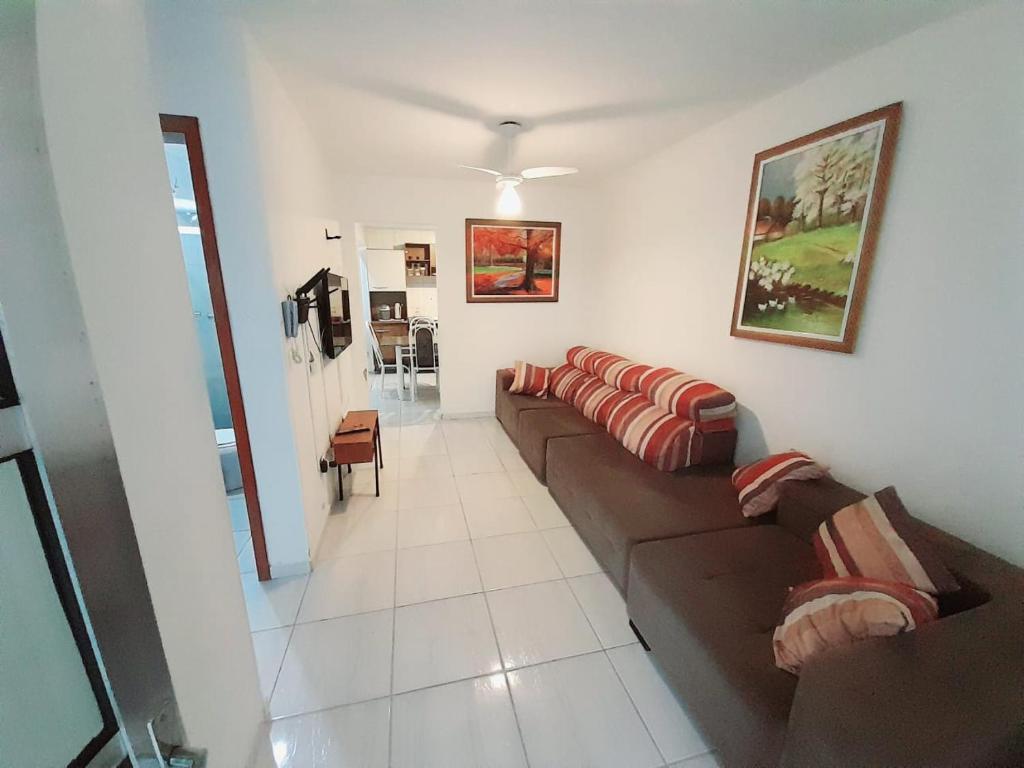 Posezení v ubytování Casa em condomínio, com piscina, parquinho infantil, internet 500mb, ideal para família, garagem para 2 carros, com 2 quartos sendo 1 suíte, com Smart TV, 400m da PRAIA