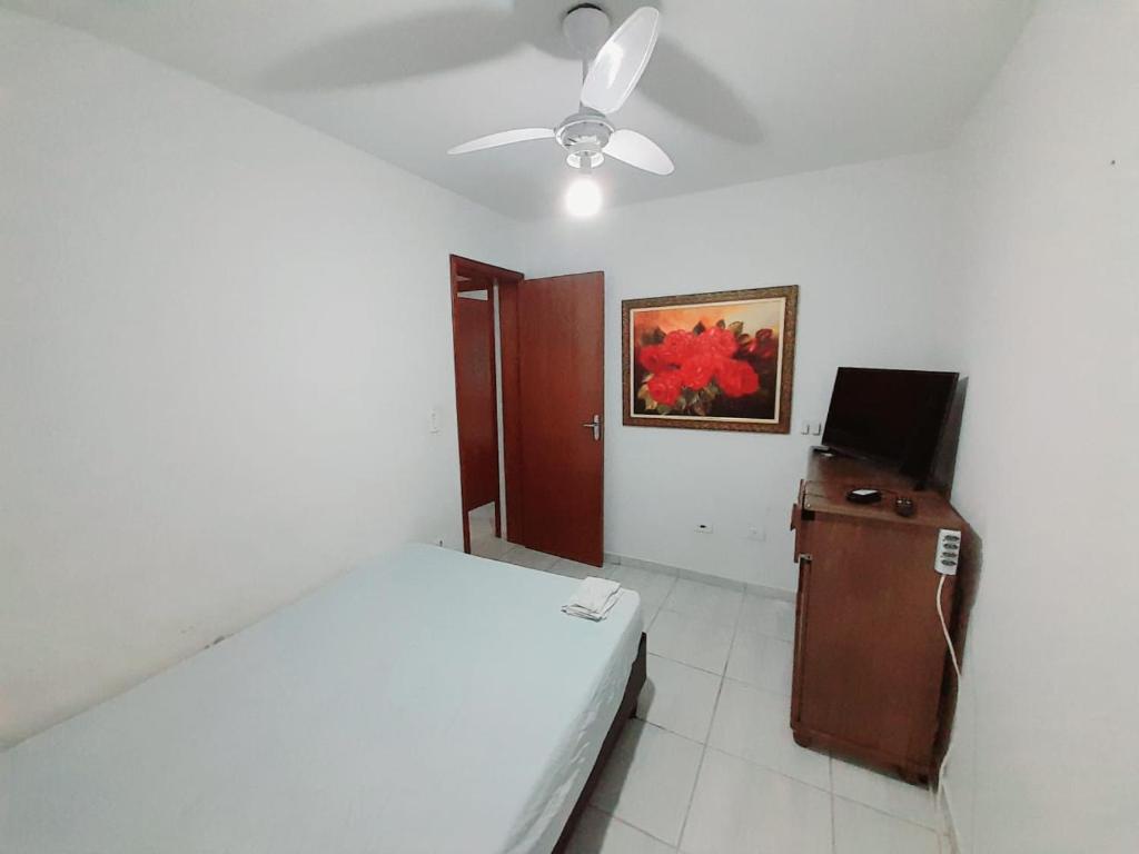 Postel nebo postele na pokoji v ubytování Casa em condomínio, com piscina, parquinho infantil, internet 500mb, ideal para família, garagem para 2 carros, com 2 quartos sendo 1 suíte, com Smart TV, 400m da PRAIA