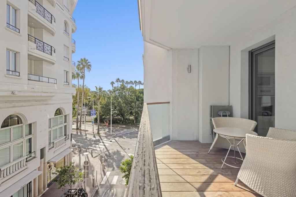 Cet appartement dispose d'un balcon offrant une vue sur la rue. dans l'établissement VIP 2 chambres, 2 salles de bain et 2 WCs Palais des Festivals Croisette, à Cannes