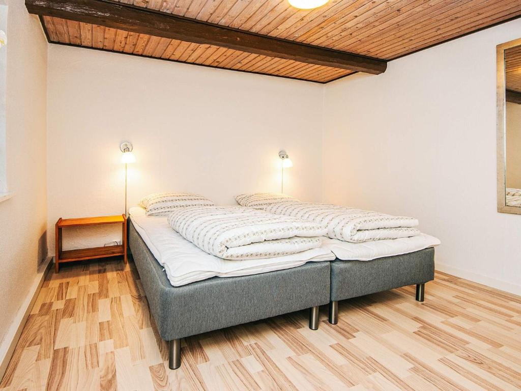 Postel nebo postele na pokoji v ubytování 14 person holiday home in Ørsted-By Traum