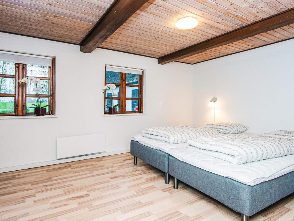 Postel nebo postele na pokoji v ubytování 14 person holiday home in Ørsted-By Traum