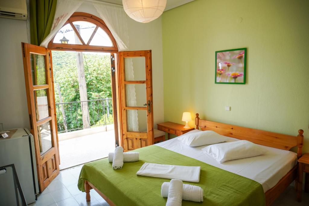 Postel nebo postele na pokoji v ubytování IRIDA Rooms 'n' Pool