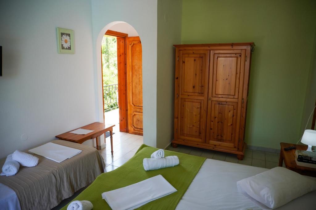 Postel nebo postele na pokoji v ubytování IRIDA Rooms 'n' Pool