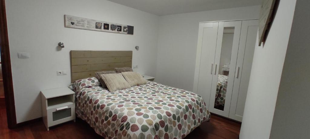 A bed or beds in a room at BURGOS CONTEMPLA Centro histórico. Frente al arco