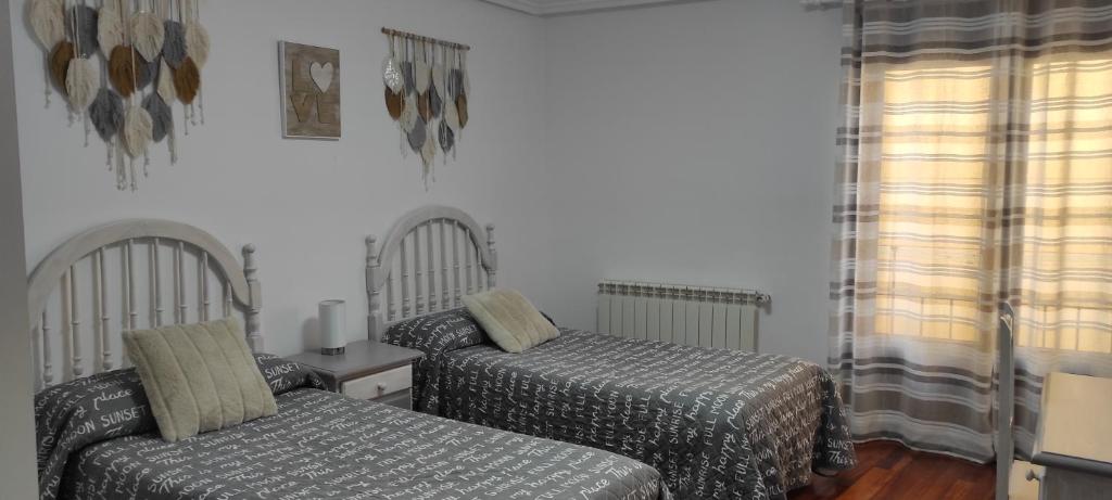 A bed or beds in a room at BURGOS CONTEMPLA Centro histórico. Frente al arco