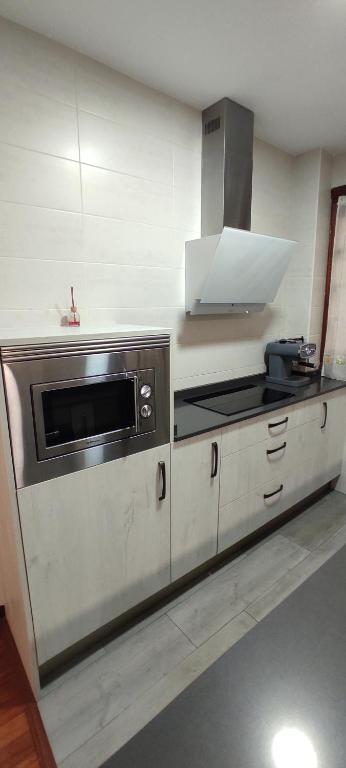 A kitchen or kitchenette at BURGOS CONTEMPLA Centro histórico. Frente al arco