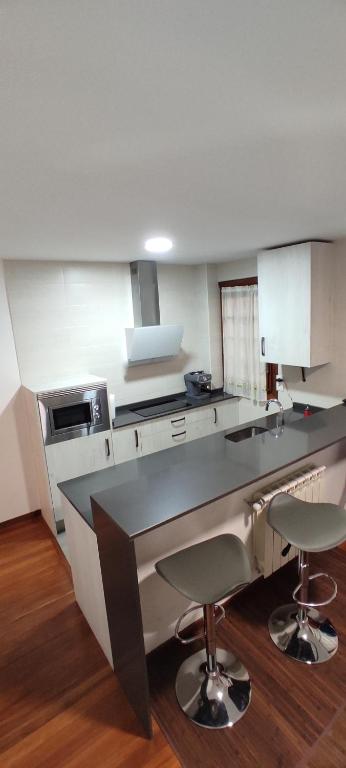A kitchen or kitchenette at BURGOS CONTEMPLA Centro histórico. Frente al arco