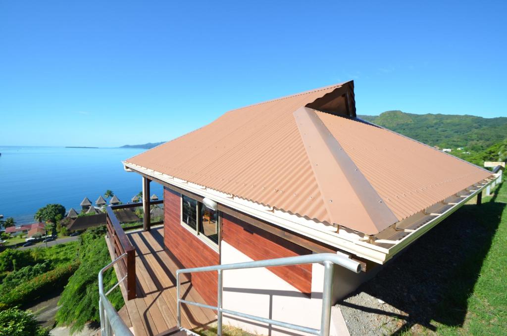 una imagen de una casa con techo naranja en Villa Tonoï, en Uturoa