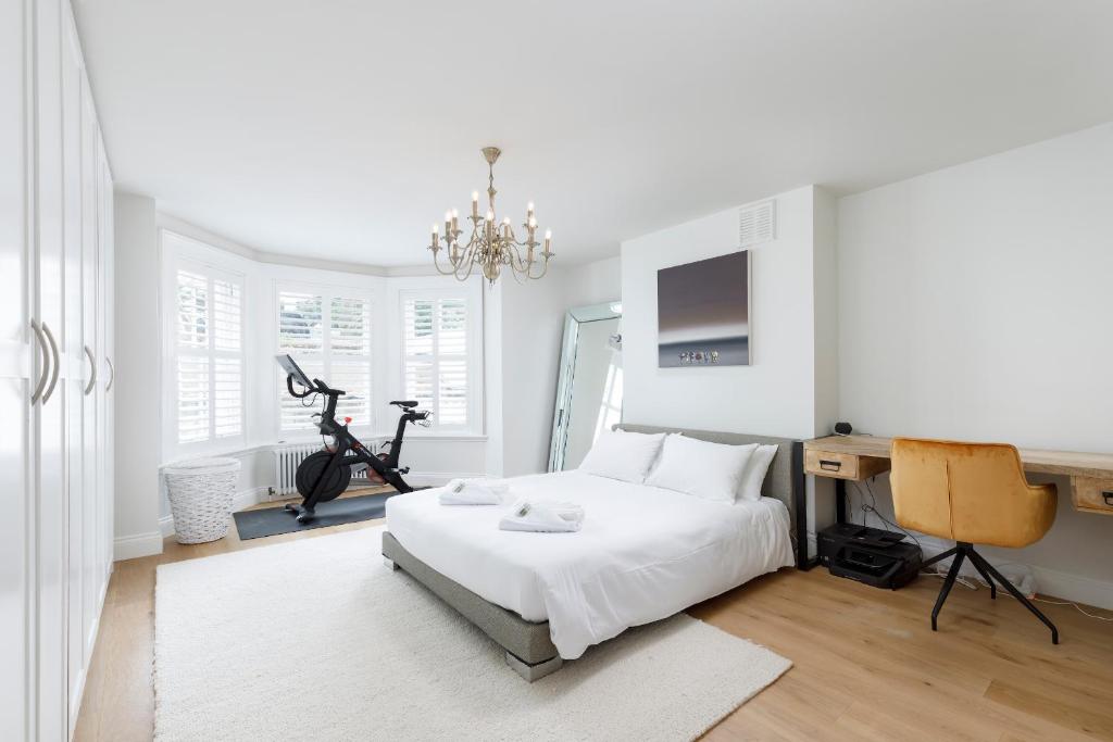Ένα ή περισσότερα κρεβάτια σε δωμάτιο στο Spacious 2 Bedroom Apartment With Beautiful Garde