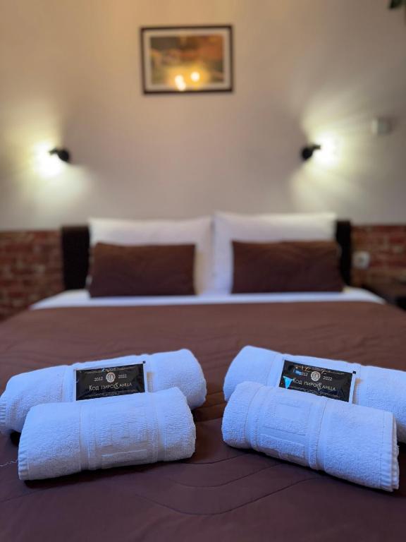 Rúm í herbergi á Pirocanac Rooms & Restaurant "Breakfast-Lunch-Dinner"