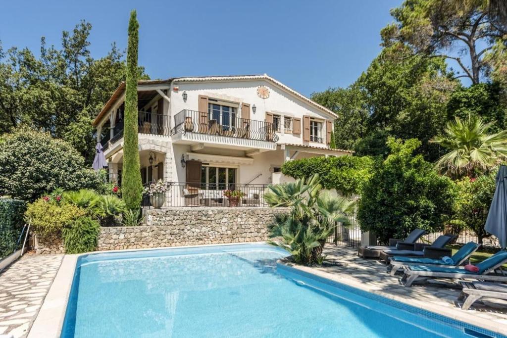 une villa avec piscine devant une maison dans l'établissement 7 bedrooms Villa in St Paul de Vence with 5000sqm, à Vence