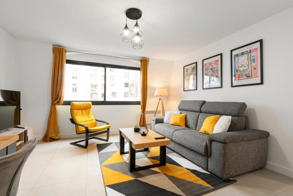 un salon avec un canapé et une table dans l'établissement Suite Matisse FSHH - Generale, à Nice