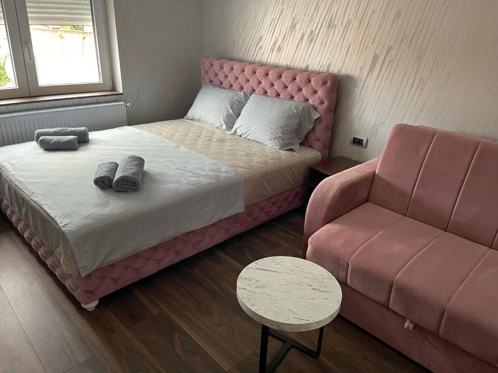 Postel nebo postele na pokoji v ubytování Pink Apartmani