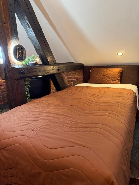Rúm í herbergi á Pirocanac Rooms & Restaurant "Breakfast-Lunch-Dinner"