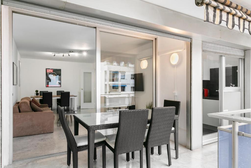 une salle à manger et un salon avec une table et des chaises dans l'établissement Suite Prestige FSHH, à Nice