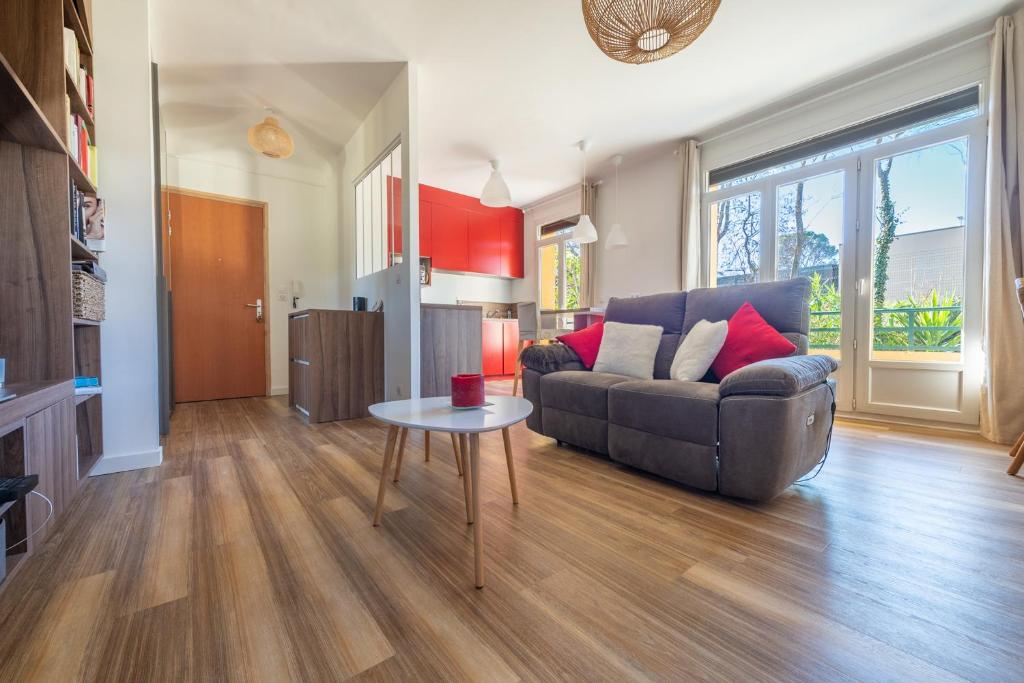 un salon avec un canapé et une table dans l'établissement Lumineux et cosy T2 en centre ville, à Aix-en-Provence