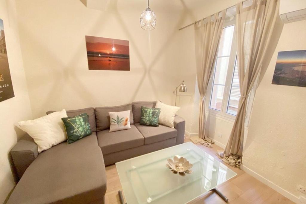 un salon avec un canapé et une table dans l'établissement 2 bedrooms 2 bathrooms 1 min Palais & beaches, à Cannes