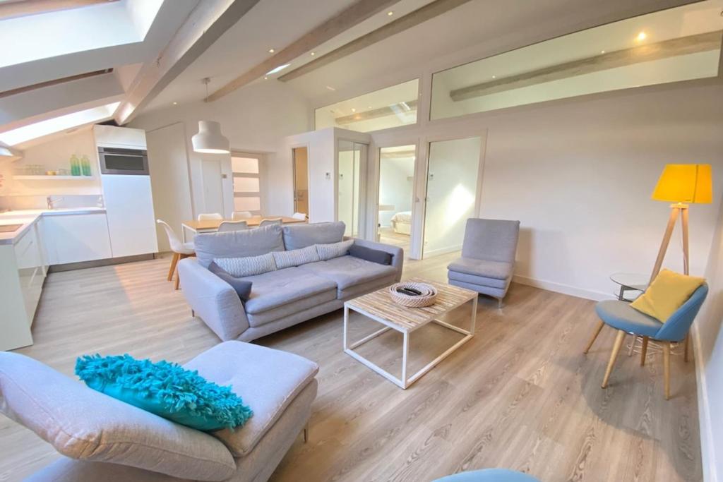 un salon avec un canapé et une table dans l'établissement Modern & bright 4-room apartment in Cannes Banane, à Cannes