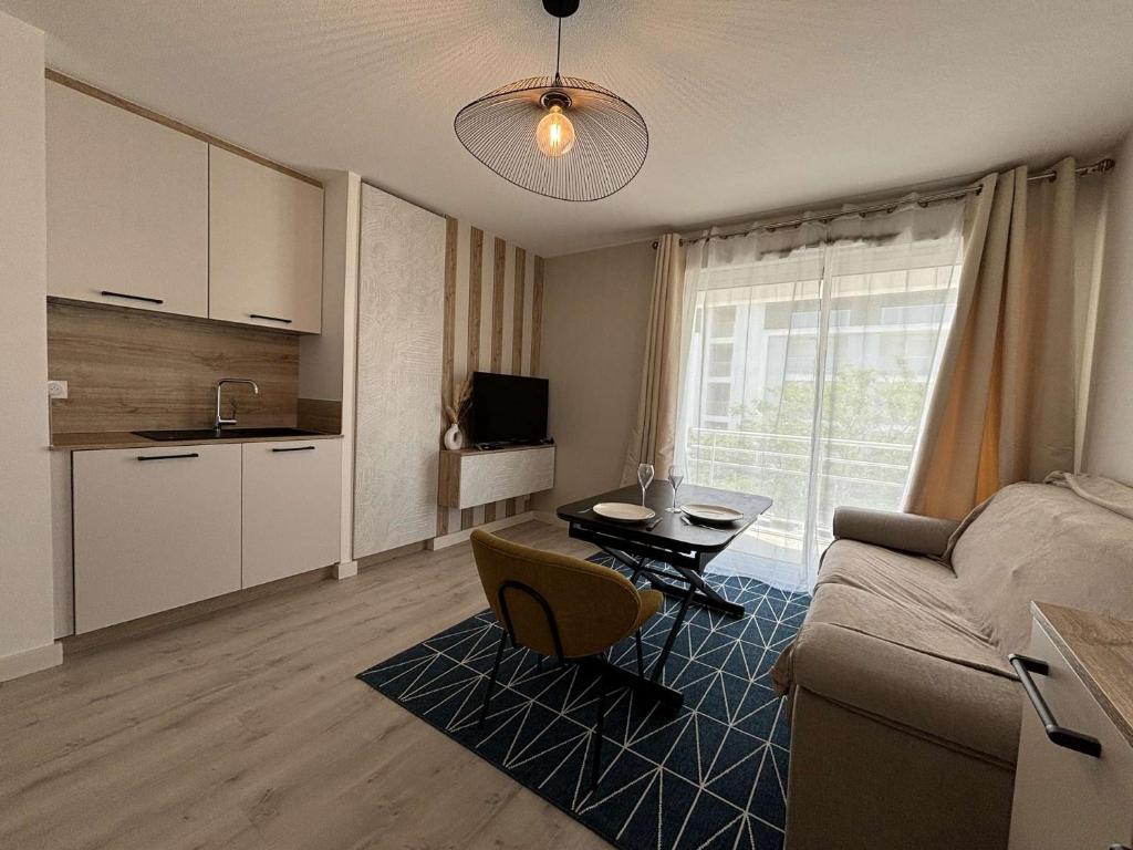 un salon avec un canapé et une table dans l'établissement Appt 2 pièces LA ROCHELLE - LR150-217, à La Rochelle