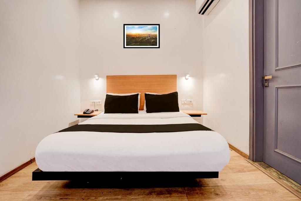 Postel nebo postele na pokoji v ubytování Super Hotel O Britania Chowk