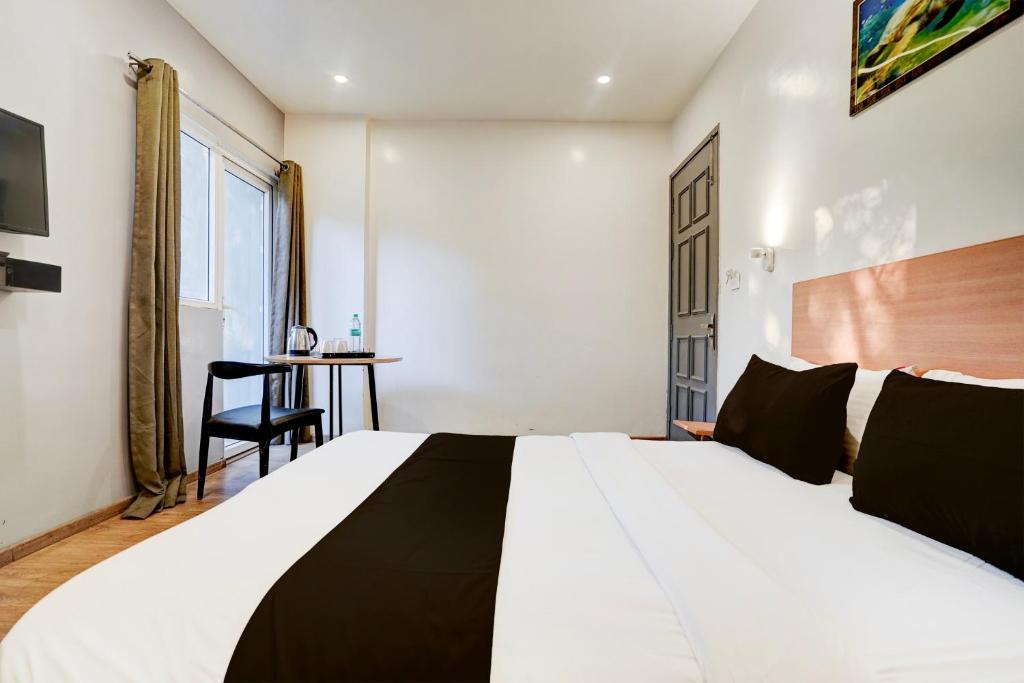 Postel nebo postele na pokoji v ubytování Super Hotel O Britania Chowk