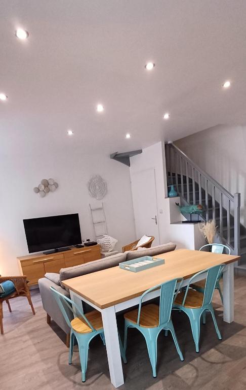 un salon avec une table et un canapé dans l'établissement Charmante escale aux Sables d'Olonne, à Les Sables-dʼOlonne