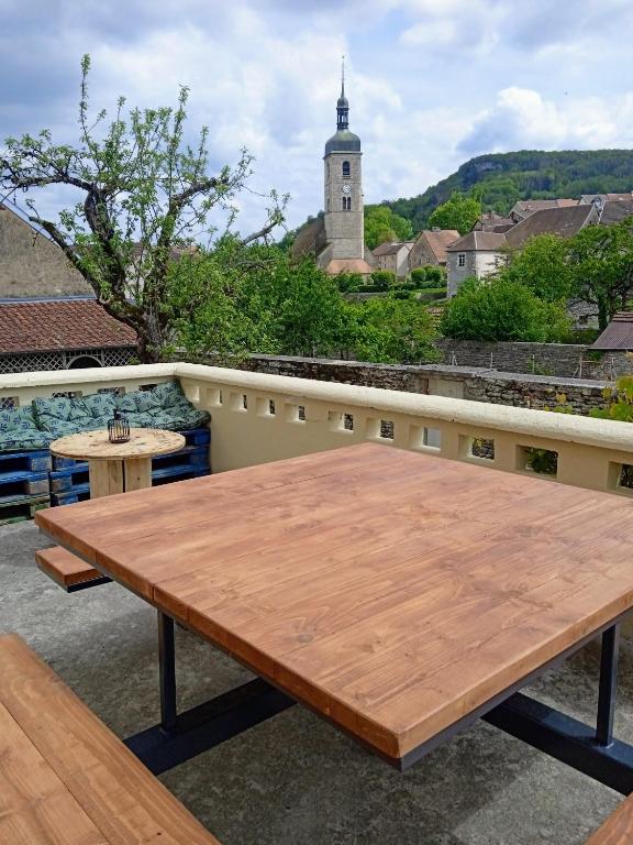 une table en bois sur le toit d'un bâtiment dans l'établissement VILLA Douce Loue, à Ornans