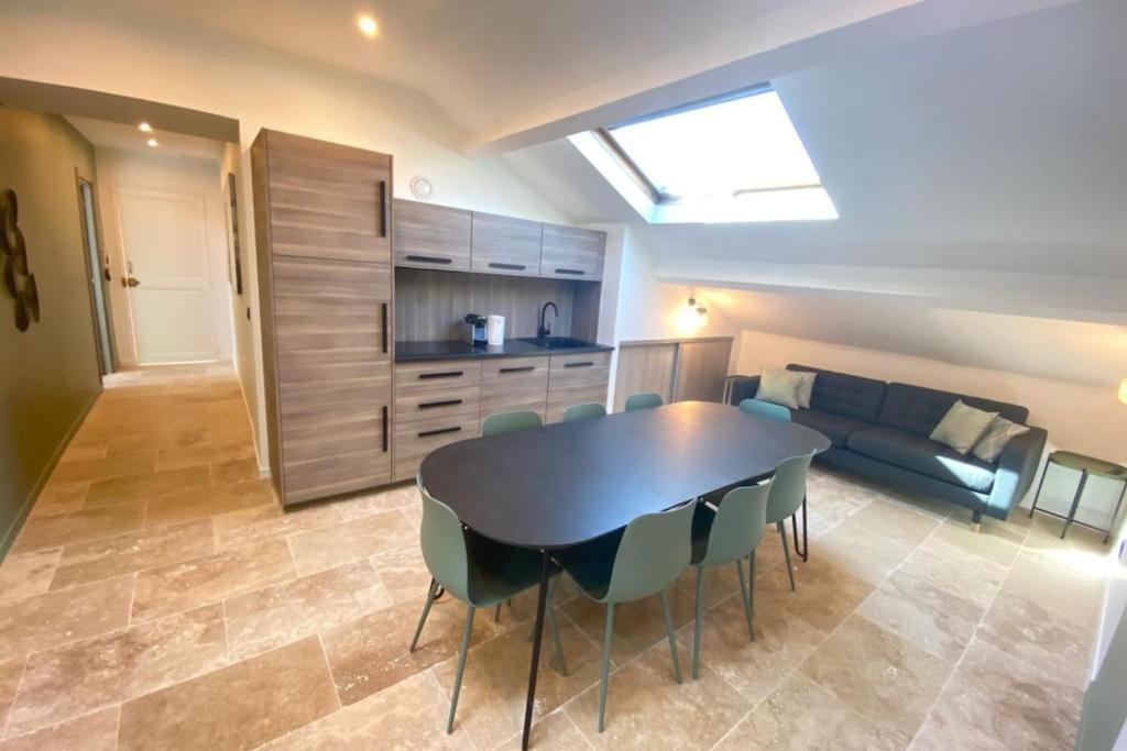 - une cuisine et une salle à manger avec une table et un canapé dans l'établissement Brand new 4 bedrooms 4 bathrooms Heart of Cannes, à Cannes