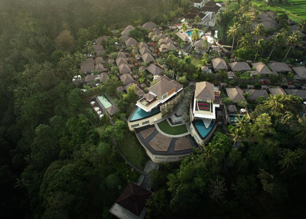 eine Luftansicht eines Hauses in einem Wald in der Unterkunft Kamandalu Ubud - CHSE Certified in Ubud