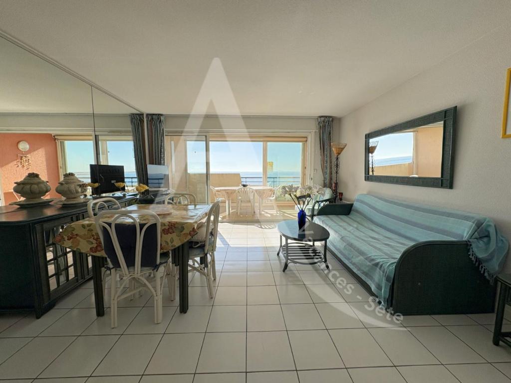 - un salon avec un lit et une table à manger dans l'établissement 1ere ligne et vue mer, T3 pour 5 personnes, à Sète
