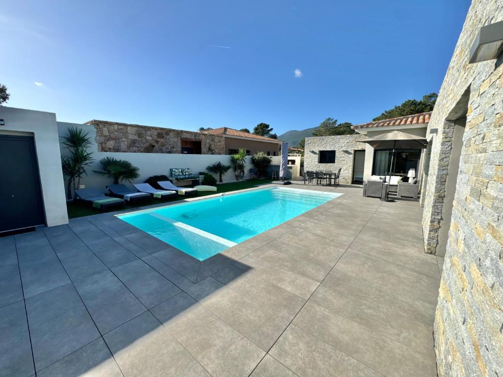 Cette villa dispose d'une piscine et d'une terrasse. dans l'établissement Villa Porto- Vecchio avec piscine 8 pers, à Lecci