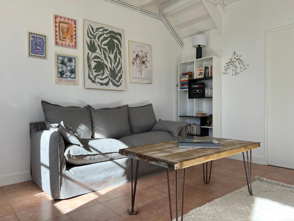 un salon avec un canapé et une table dans l'établissement Chez Riton - Château de Thésée, à Thésée