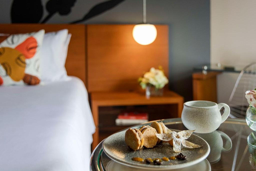 Postel nebo postele na pokoji v ubytování Avani Royal Zona T Bogotá Hotel (previously NH Bogotá Boheme Royal)