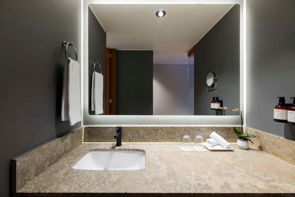 Koupelna v ubytování Avani Royal Zona T Bogotá Hotel (previously NH Bogotá Boheme Royal)