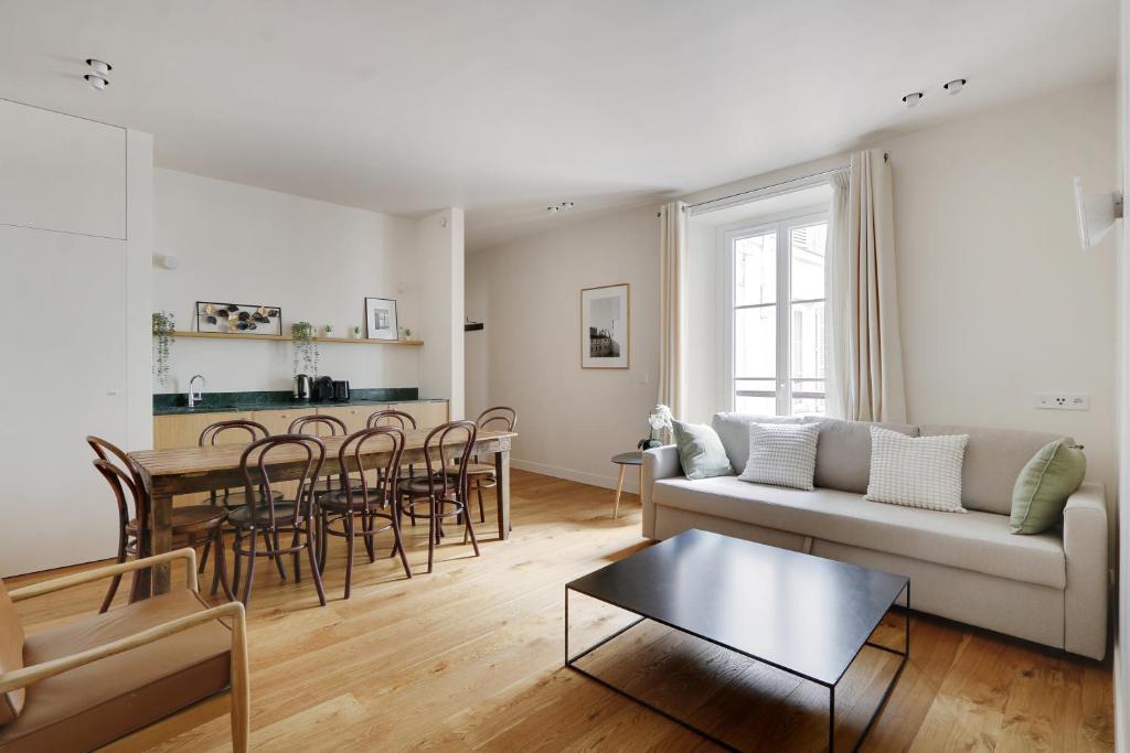 un salon avec un canapé et une table dans l'établissement Pick A Flat's Apartments in Madeleine - Rue Tronchet, à Paris