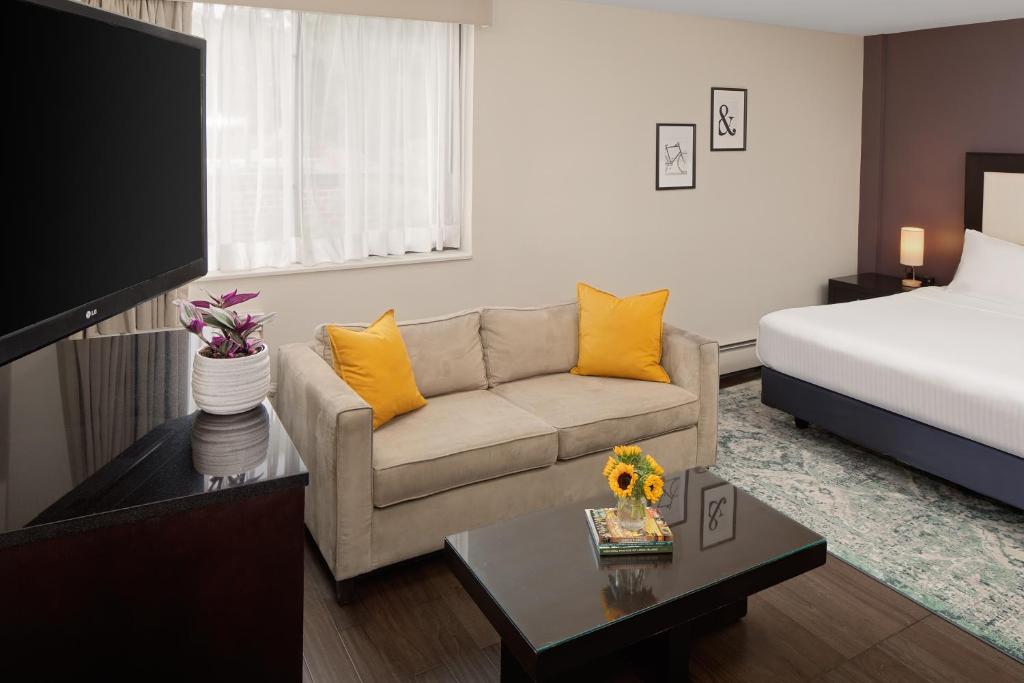 Postel nebo postele na pokoji v ubytování The Andrew Hotel