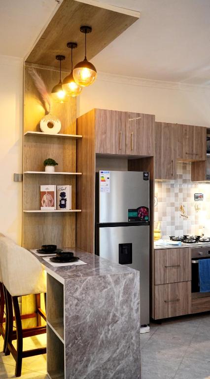 Kuchyň nebo kuchyňský kout v ubytování Home2Suite by Veronica Buziga, Munyonyo- Luxury with Netflix, Wi-Fi, & Free Parking