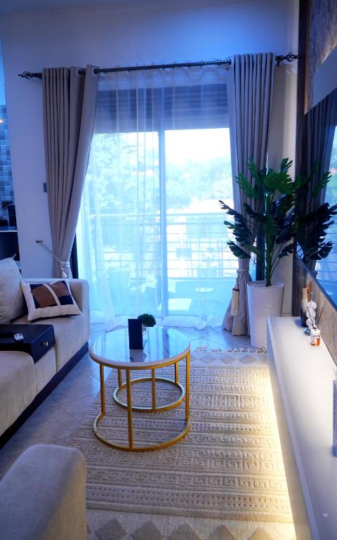 Posezení v ubytování Home2Suite by Veronica Buziga, Munyonyo- Luxury with Netflix, Wi-Fi, & Free Parking