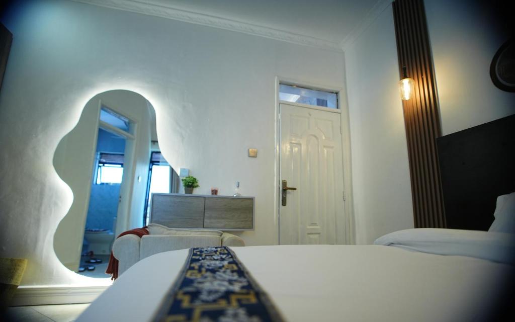 Postel nebo postele na pokoji v ubytování Home2Suite by Veronica Buziga, Munyonyo- Luxury with Netflix, Wi-Fi, & Free Parking