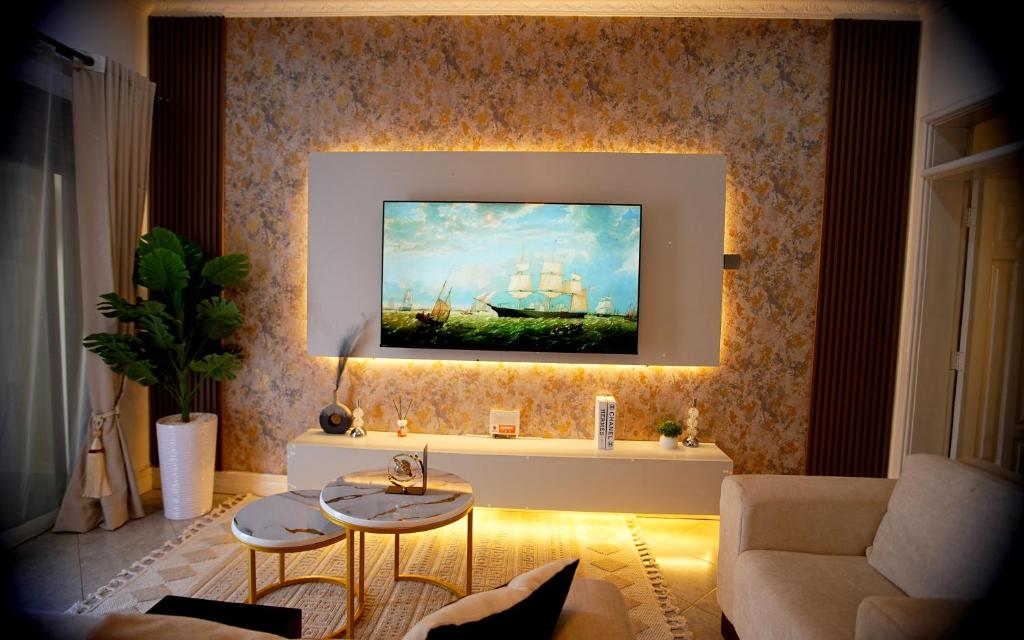 TV a/nebo společenská místnost v ubytování Home2Suite by Veronica Buziga, Munyonyo- Luxury with Netflix, Wi-Fi, & Free Parking