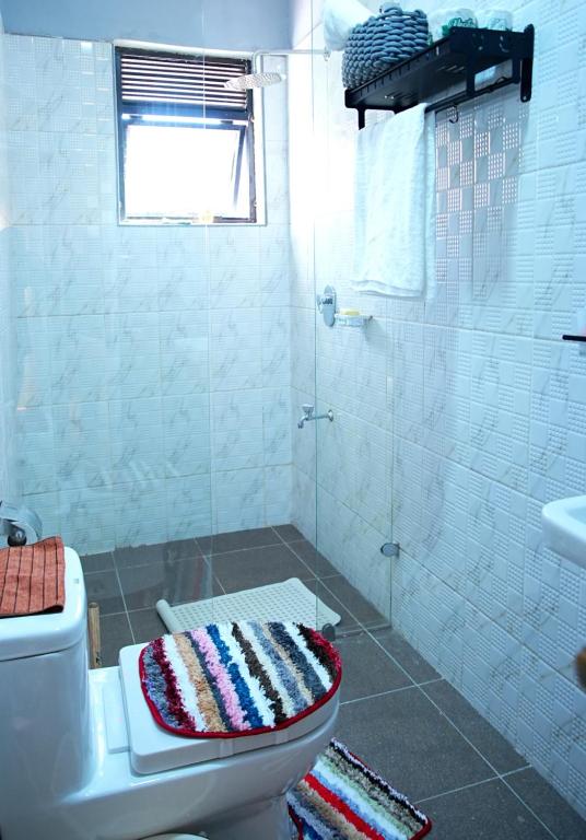 Koupelna v ubytování Home2Suite by Veronica Buziga, Munyonyo- Luxury with Netflix, Wi-Fi, & Free Parking