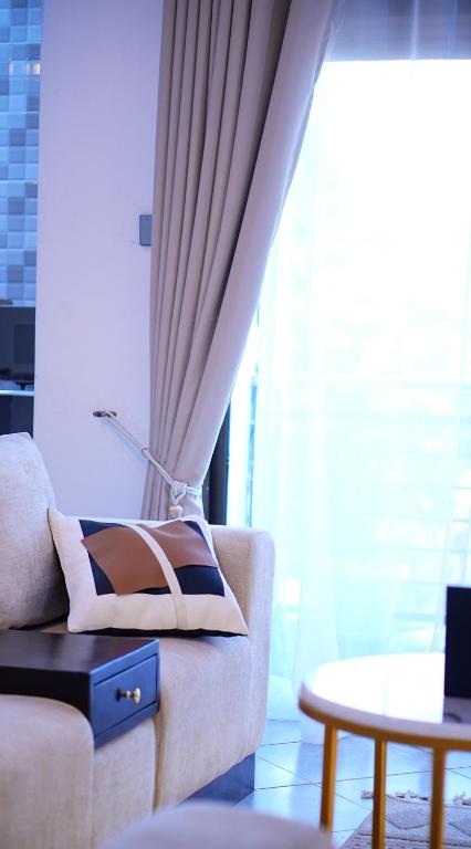 Posezení v ubytování Home2Suite by Veronica Buziga, Munyonyo- Luxury with Netflix, Wi-Fi, & Free Parking