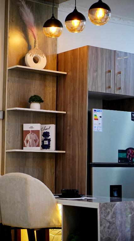 Kuchyň nebo kuchyňský kout v ubytování Home2Suite by Veronica Buziga, Munyonyo- Luxury with Netflix, Wi-Fi, & Free Parking