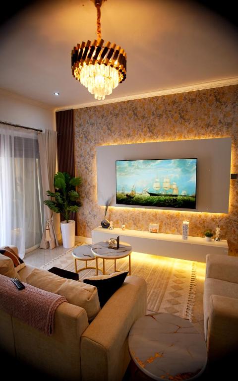 Posezení v ubytování Home2Suite by Veronica Buziga, Munyonyo- Luxury with Netflix, Wi-Fi, & Free Parking